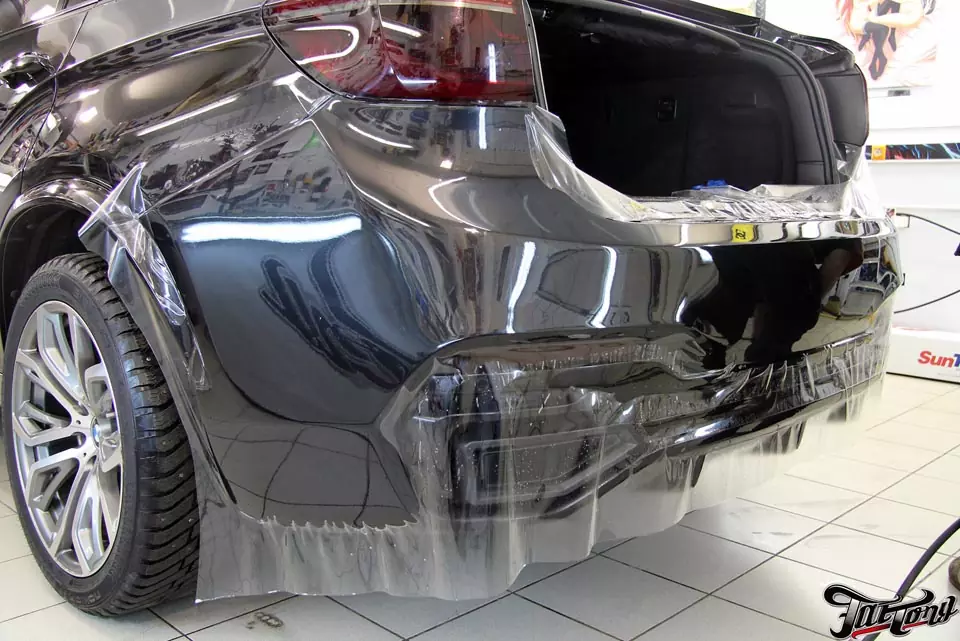 BMW X6. Антигравийная защита обвеса полиуретаном Suntek PPF.